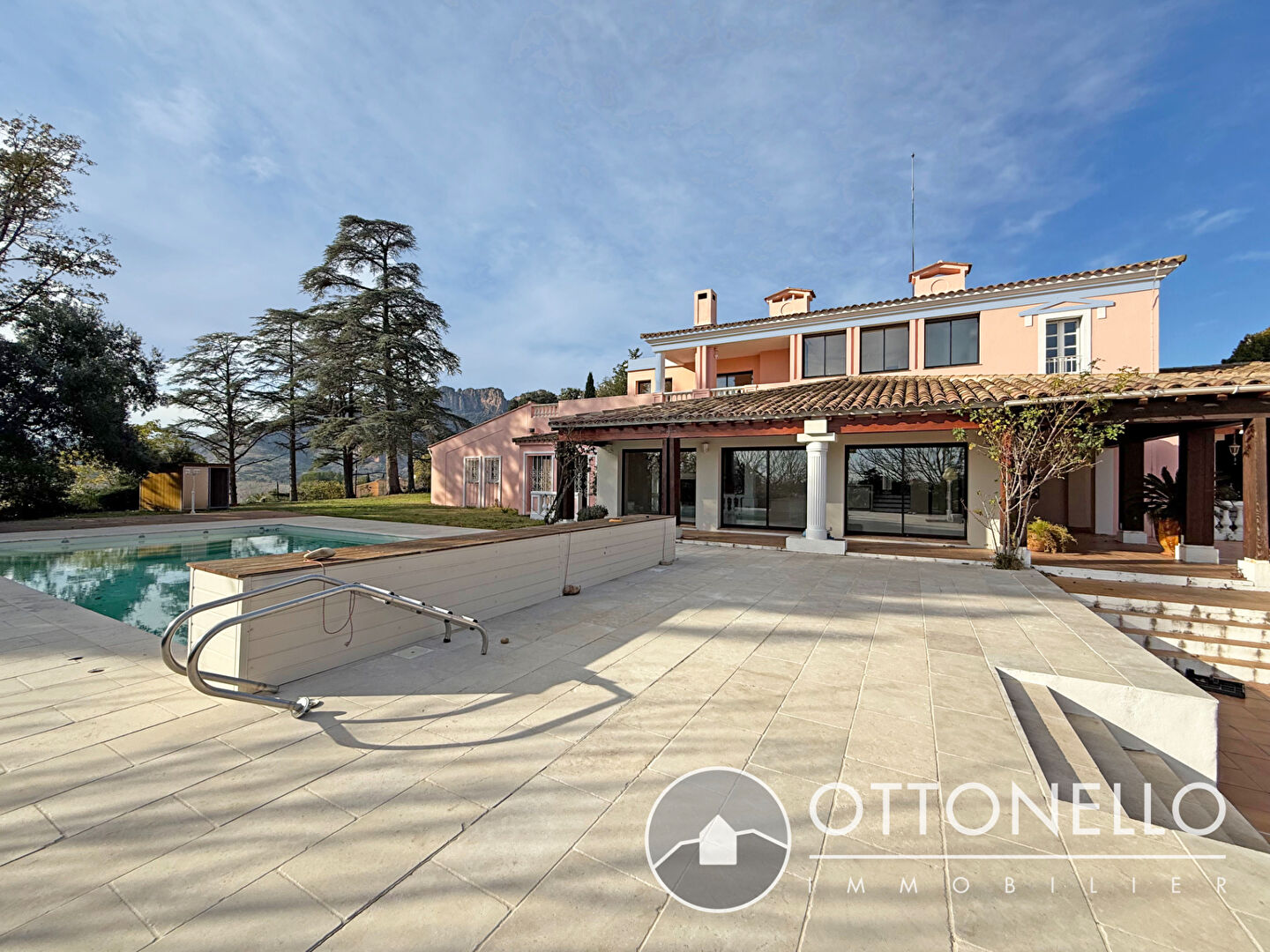 Maison-Villa - ROQUEBRUNE SUR ARGENS